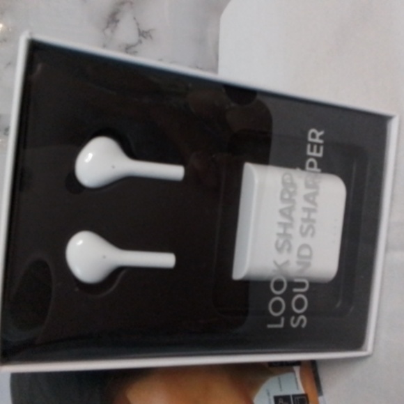 Sharper Image True Wireless Earbuds - Picture 4 of 8